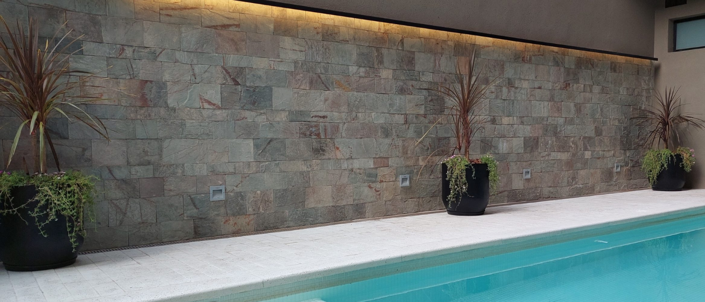 decoración de plantas en piletas Plantas en macetas grandes alrededor de una pileta, paisajismo